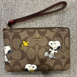 BNWT Rare Coach x Peanuts Snoopy Corner Wristlet